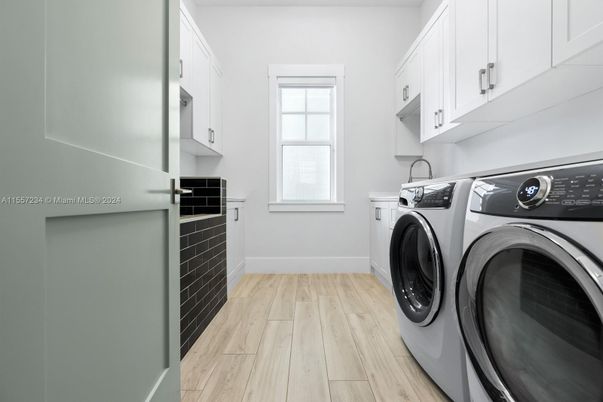 Interior, Washer, Wood Texture Flooring