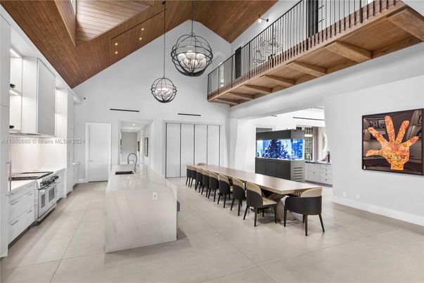 Dining room, Interior, Kitchen, Pendant Lights, Stainless Steel Appliances, Wooden Beams, Wooden Ceilings