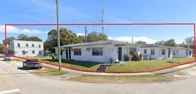 Exterior, Facade, Ranch