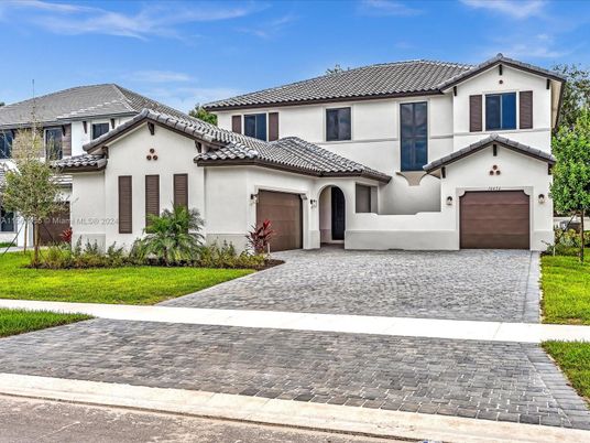 Attached, Exterior, Facade, Mediterranean