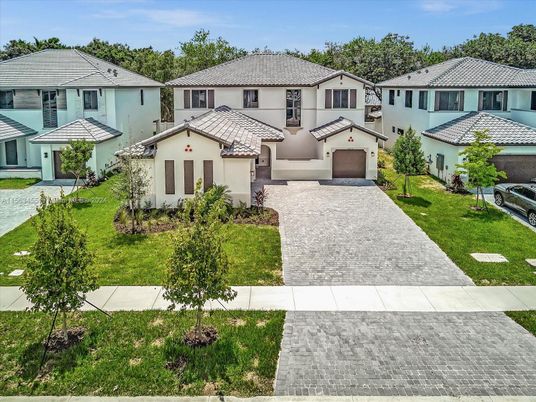Attached, Exterior, Facade, Mediterranean