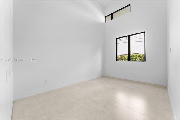 Empty room, Interior