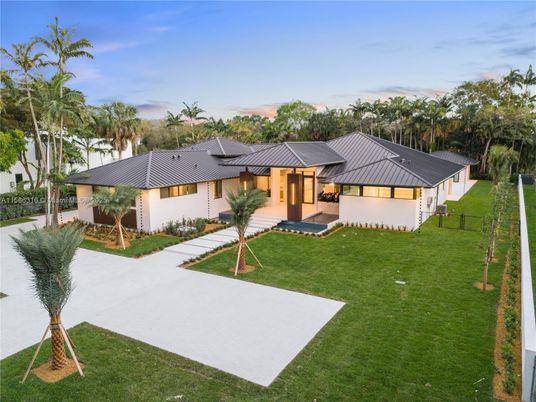 Backyard, Exterior, Facade, Solar Panels, Ranch