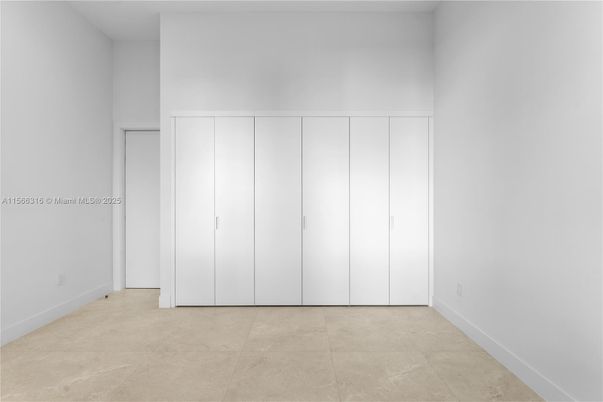 Empty room, Interior