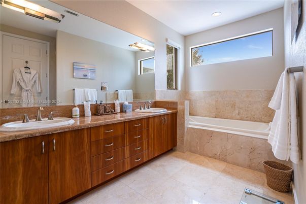 Bathroom, Dual Sink Vanities, Interior, Recessed Lighting