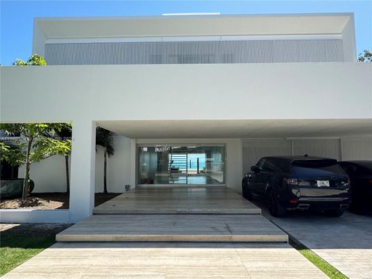 Exterior, Facade, Modern