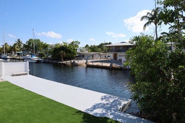 Exterior, Lake