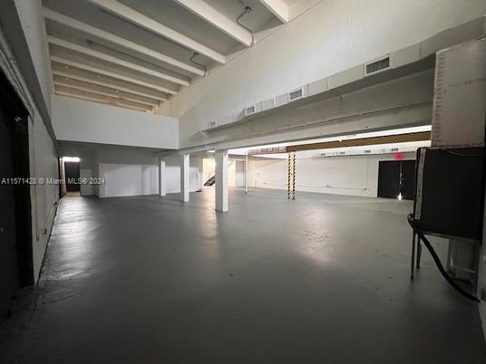 Garage, Interior, Wooden Beams