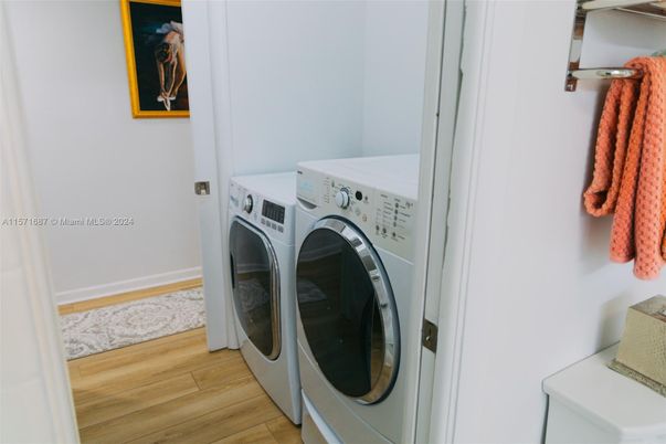 Interior, Washer, Wood Texture Flooring