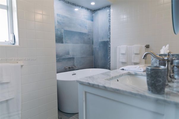 Bathroom, Interior, Recessed Lighting