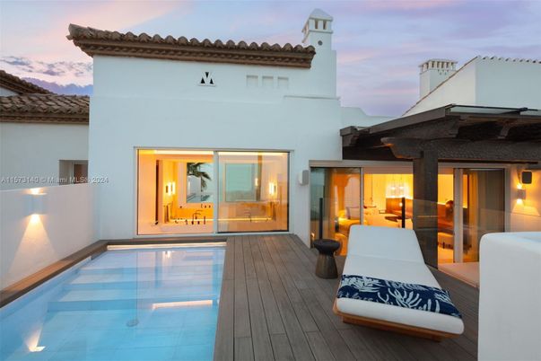 Exterior, Pool