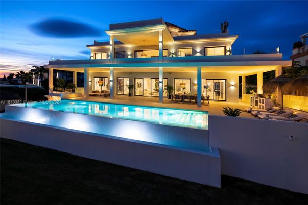 Exterior, Facade, Pool, Modern
