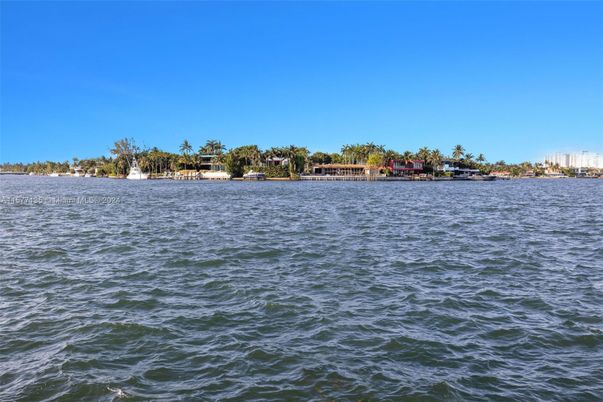 Exterior, Lake
