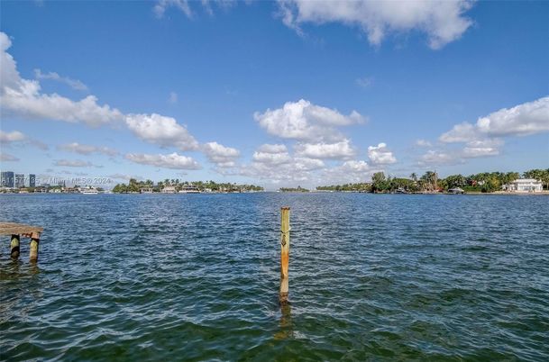 Exterior, Lake