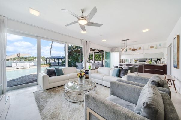 Interior, Kitchen, Living room, Pendant Lights, Recessed Lighting, Stainless Steel Appliances