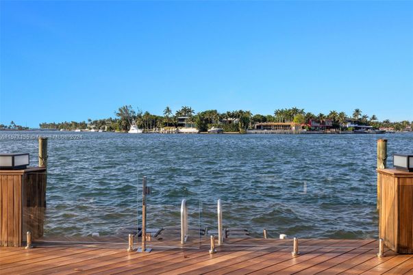 Exterior, Lake