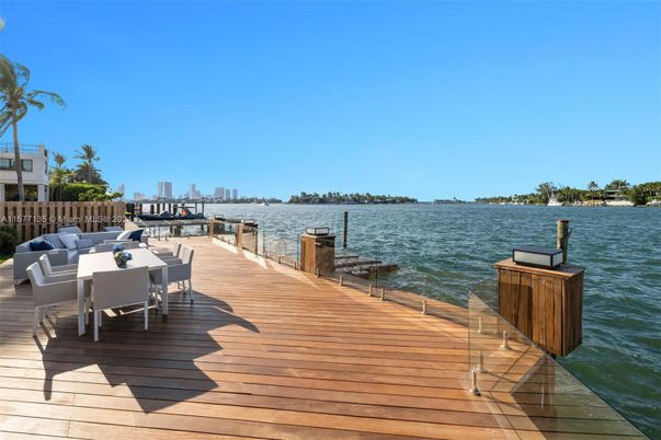 Exterior, Lake