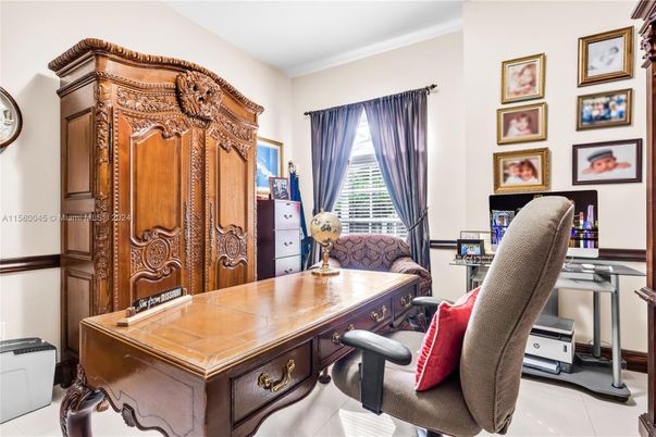 Home Office, Interior