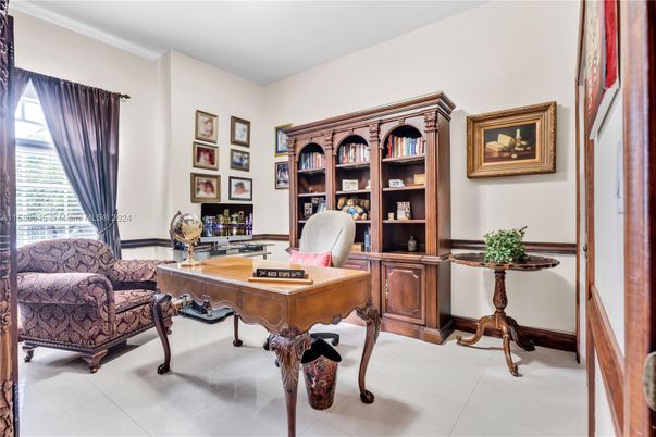 Home Office, Interior