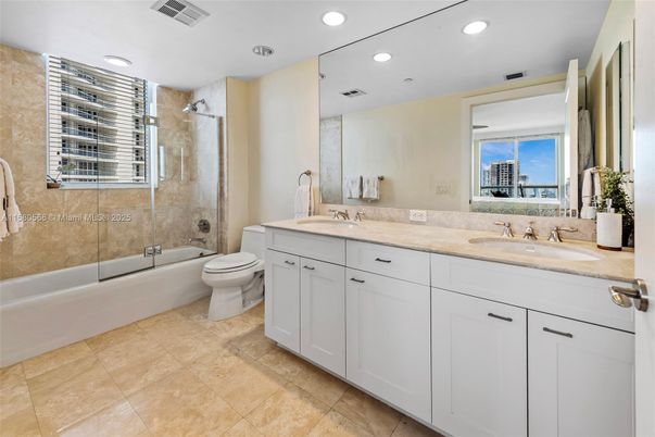 Bathroom, Dual Sink Vanities, Interior, Recessed Lighting
