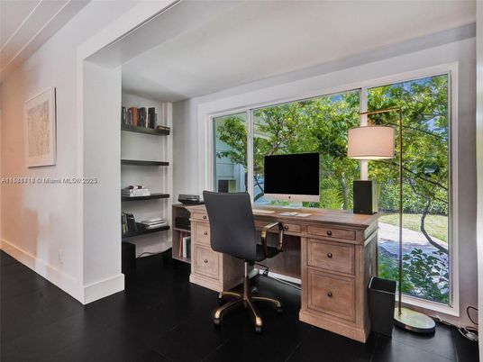 Home Office, Interior