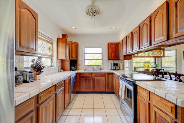 Dining room, Interior, Kitchen, Recessed Lighting, Tile Countertops
