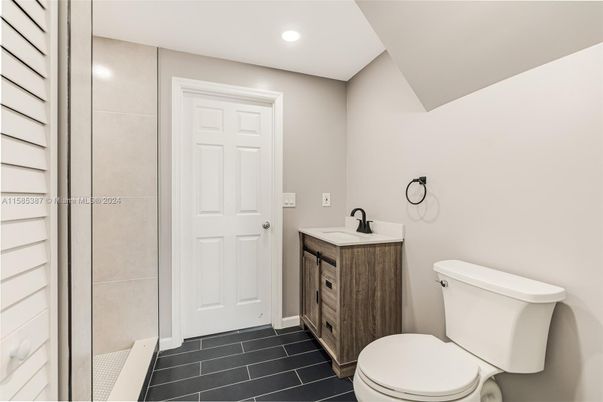 Bathroom, Interior, Recessed Lighting