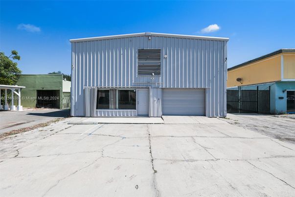 Exterior, Facade, Modern
