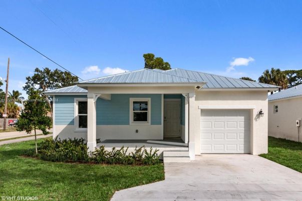 Attached, Exterior, Facade, Ranch