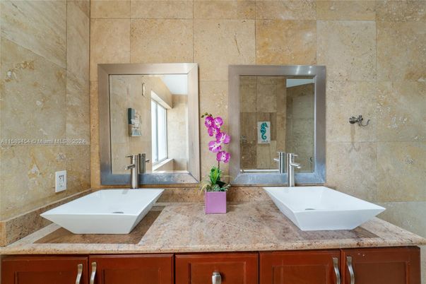 Bathroom, Dual Sink Vanities, Interior
