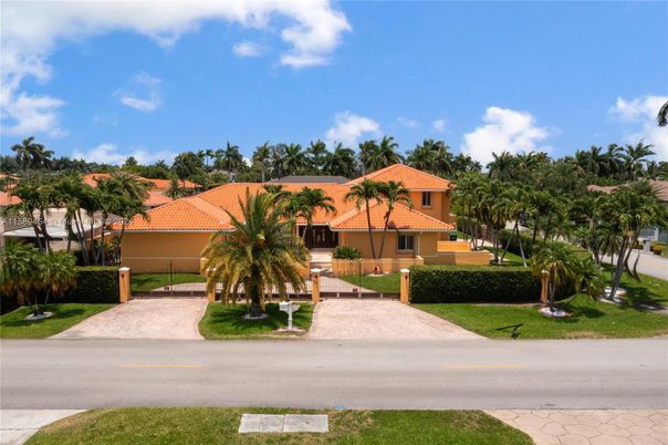 Attached, Exterior, Facade, Mediterranean