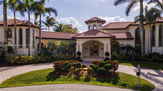 Exterior, Facade, Mediterranean