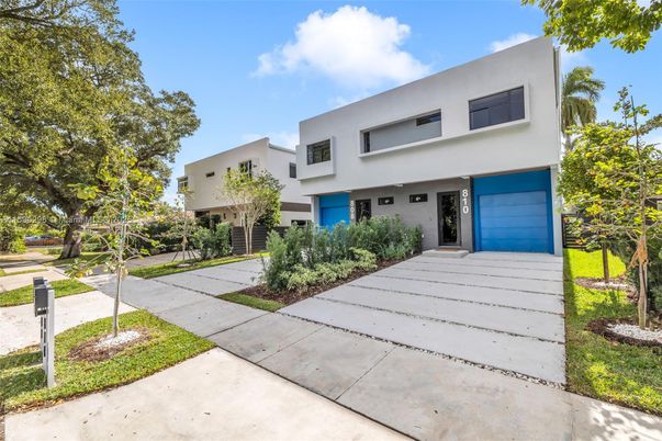 Attached, Backyard, Exterior, Facade, Modern
