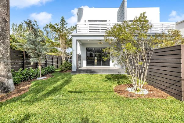 Backyard, Exterior, Facade, Modern