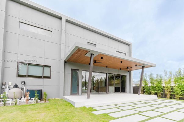Backyard, Exterior, Facade, Modern