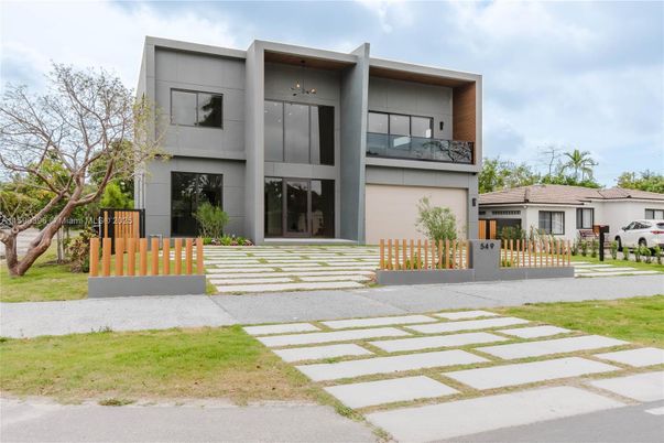 Backyard, Exterior, Facade, Modern