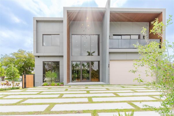 Attached, Exterior, Facade, Modern