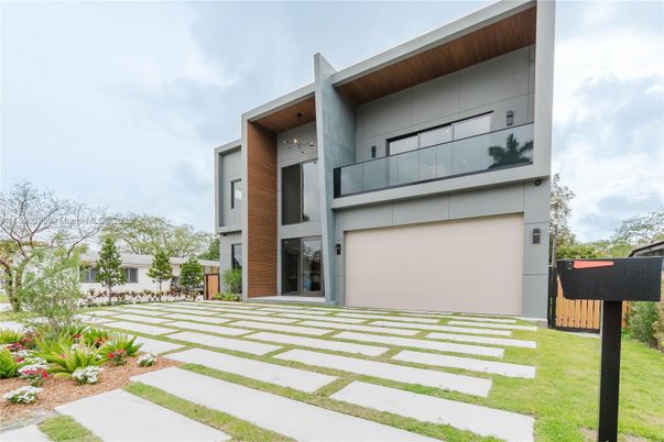 Attached, Backyard, Exterior, Facade, Modern