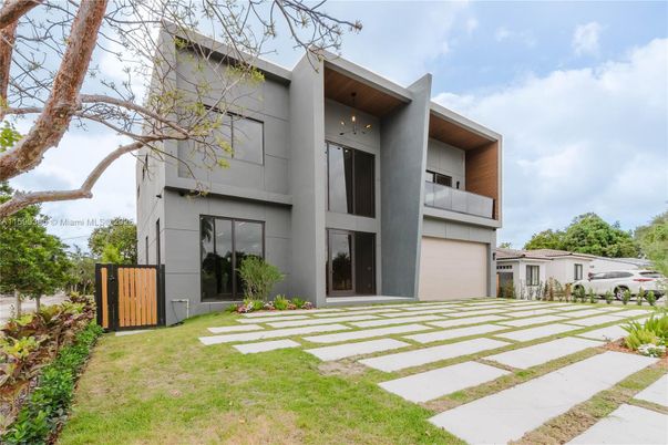 Attached, Backyard, Exterior, Facade, Modern