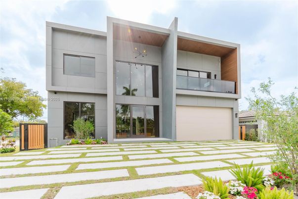 Attached, Backyard, Exterior, Facade, Modern