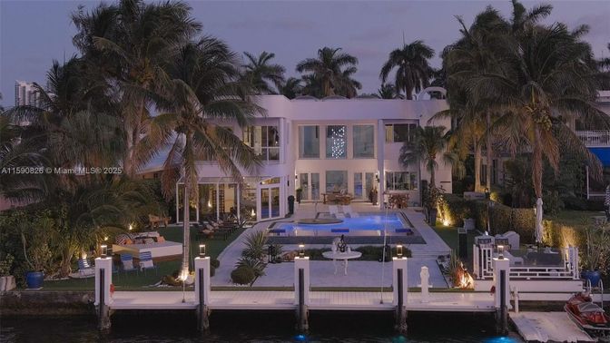 Exterior, Facade, Pool, Modern