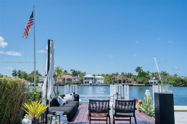 Exterior, Lake