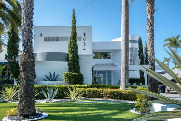 Backyard, Exterior, Facade, Modern