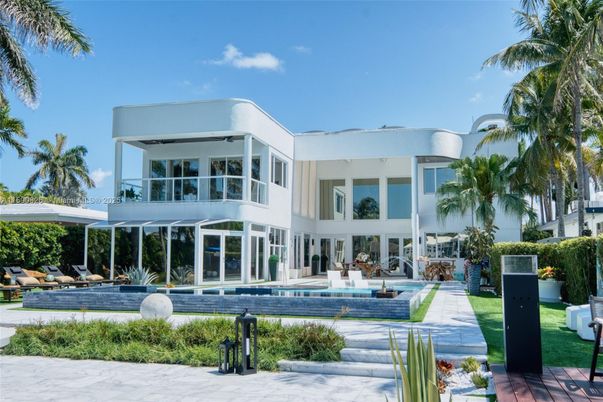 Exterior, Facade, Modern