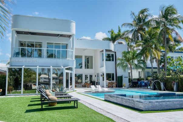 Exterior, Facade, Pool, Modern