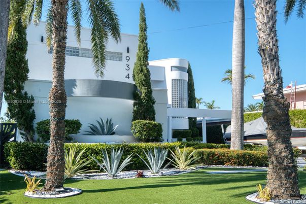 Exterior, Facade, Modern