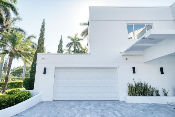 Attached, Exterior, Facade, Modern