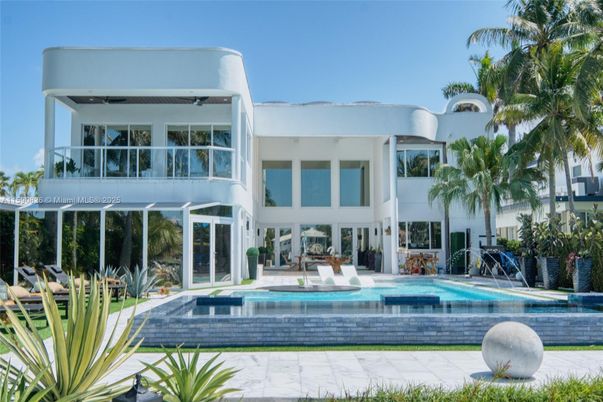 Exterior, Facade, Pool, Modern