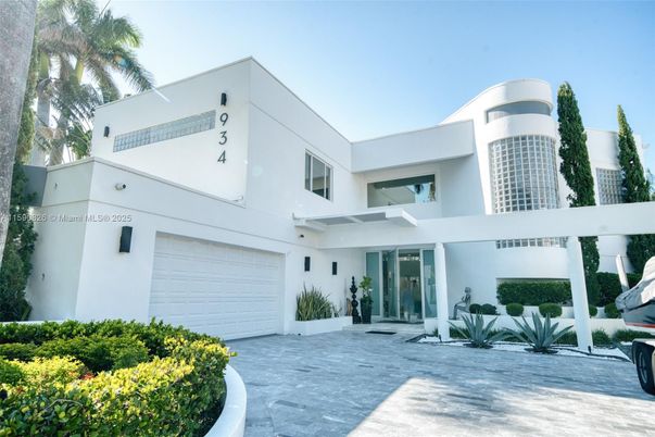 Attached, Exterior, Facade, Modern