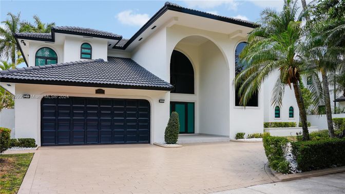 Attached, Exterior, Facade, Mediterranean